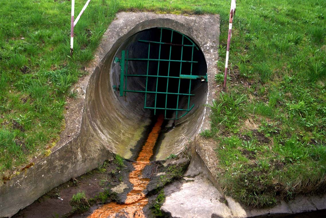 Verunreinigungen aus dem Kanal ins Wasser (Symbol Altlasten)