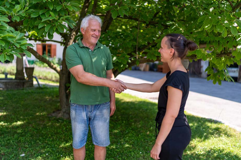 Interessentin und Verkäufer schütteln sich die Hand