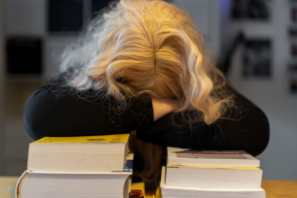 Eine Frau verzweifelt über Steuerbüchern (steht für die Abschreibung für Abnützung)