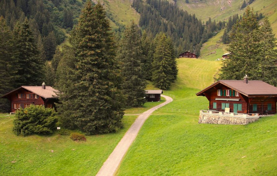 Ein Holzhaus im Hintergrund, eines im Vordergrund (landwirtschaftliches Gebiet)