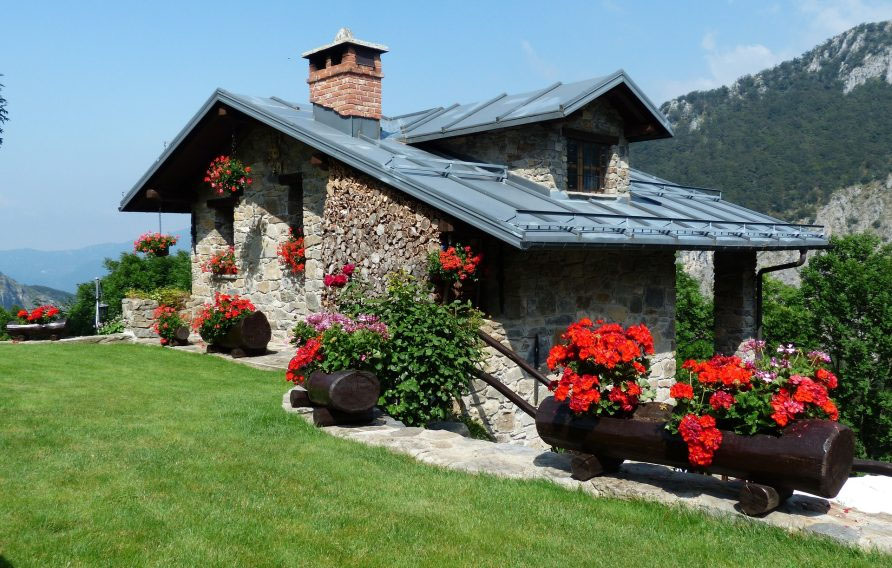 Ein uriges Landhaus mit vielen roten Blumen