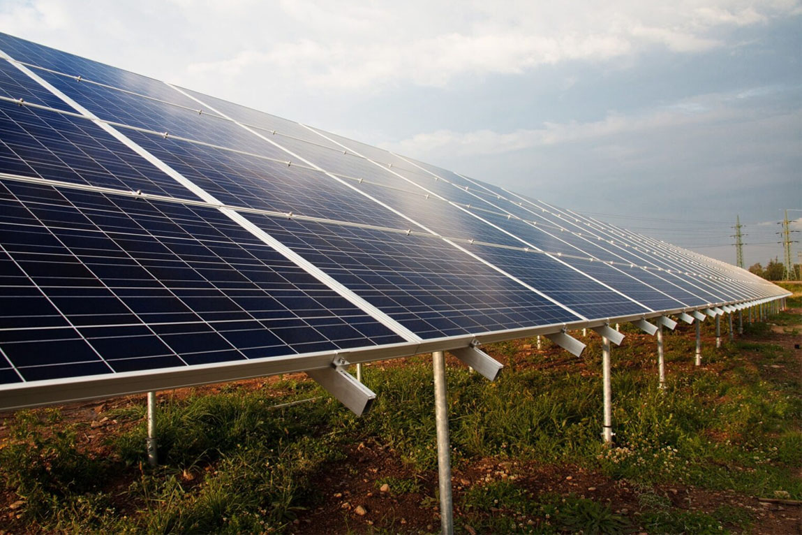 Eine Photovoltaikanlage auf einem Feld