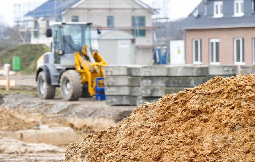 Eine Baustelle und ein Bagger als Symbolbild für den Begriff Schadenersatz