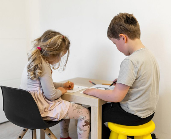 Zwei Kinder bei einem Besichtigungstermin einer Wohnung